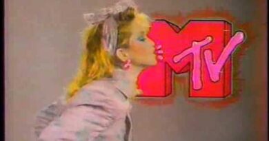 Madonna Kissing MTV Logo